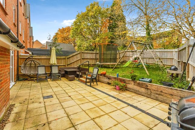19, Little Pithfield, Haywards Heath photo 2