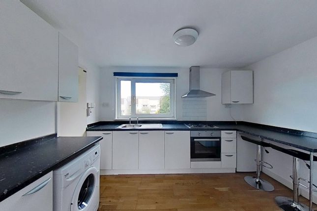 2/3, Calder Crescent, Edinburgh photo 3