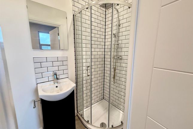 Room 3, 56 South Avenue, Southend-On-Sea photo 4