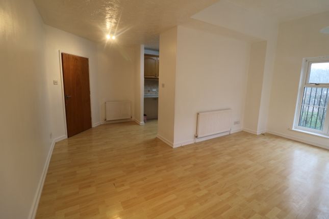 Flat to rent in Godstone Road, Purley