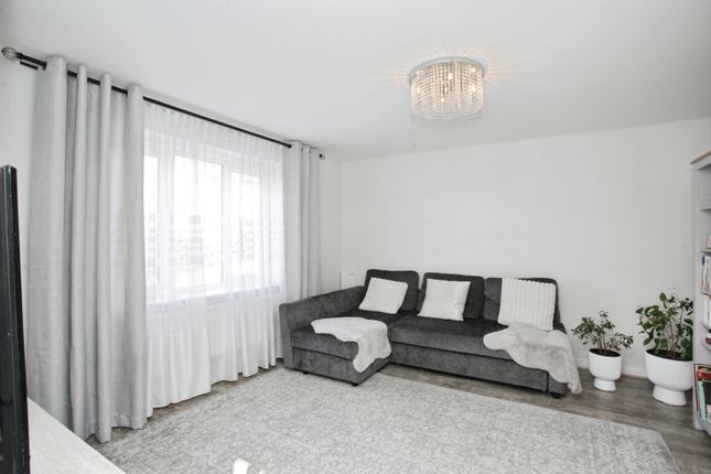 28, Chapman Drive, Coventry photo 2