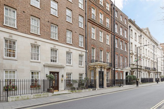 Flat for sale in Upper Grosvenor Street, London