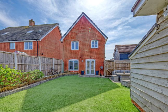 17, Sandy Crescent, Great Wakering photo 2