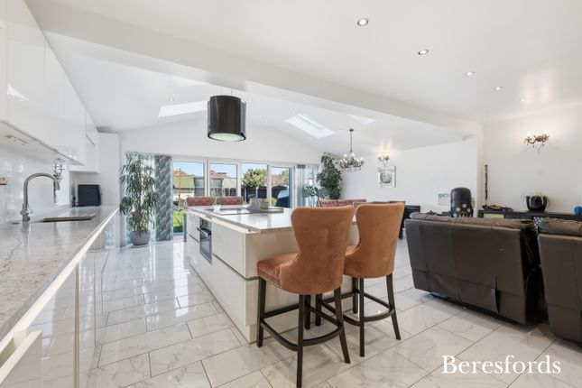 61, Newbury Gardens, Upminster photo 3