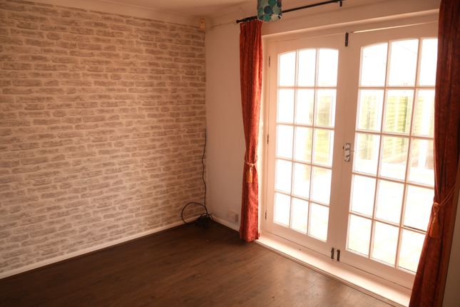 Manor Farm Crescent, Woodside Weston-super-Mare photo 4