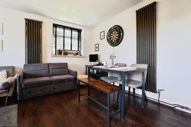 17 St Margaret Court, CARDIFF photo 2