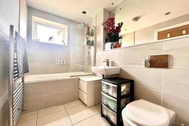 5 Suncroft Place, Green Lane, Chessington photo 4
