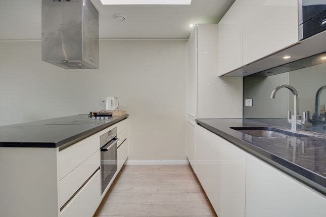 Flat to rent in Blackthorn Avenue, London