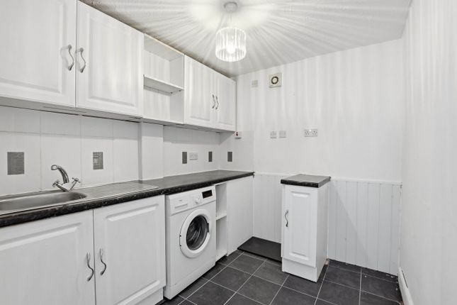 Flat D, 50, Main Street, Irvine photo 3