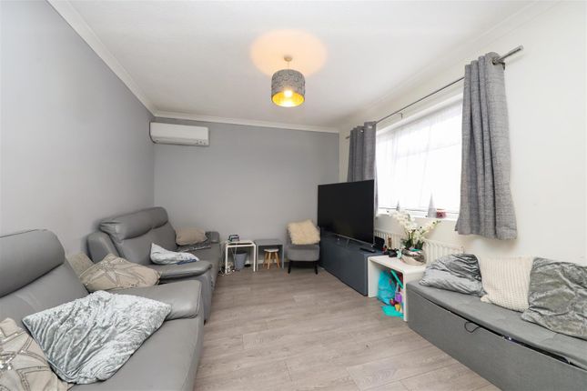 219, Grosvenor Crescent, Hillingdon photo 2