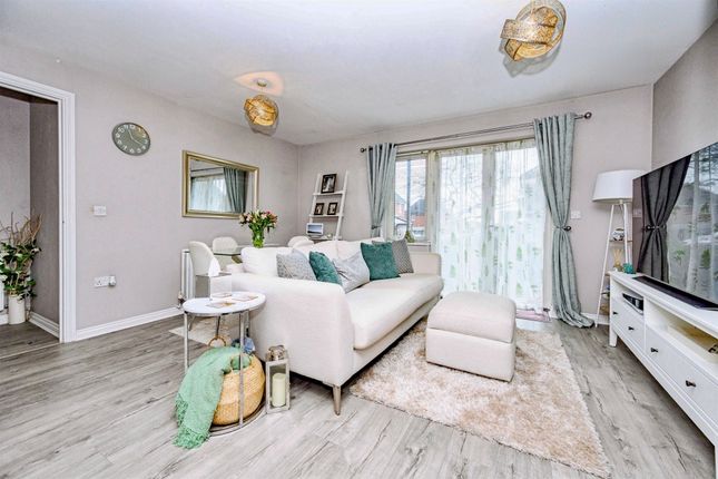 18, Oatridge Gardens, Hemel Hempstead photo 2