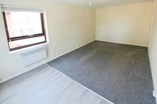 52, Kimberley Close, Slough photo 3