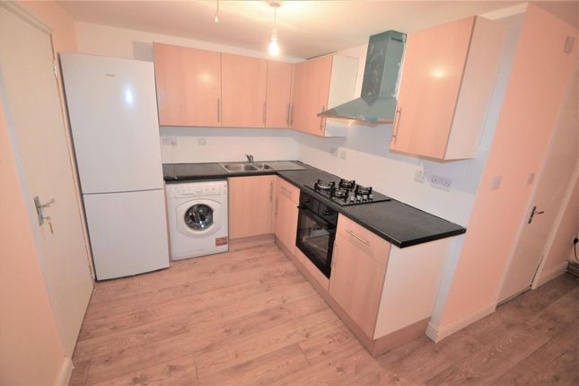 163 Forest Drive West, London photo 2