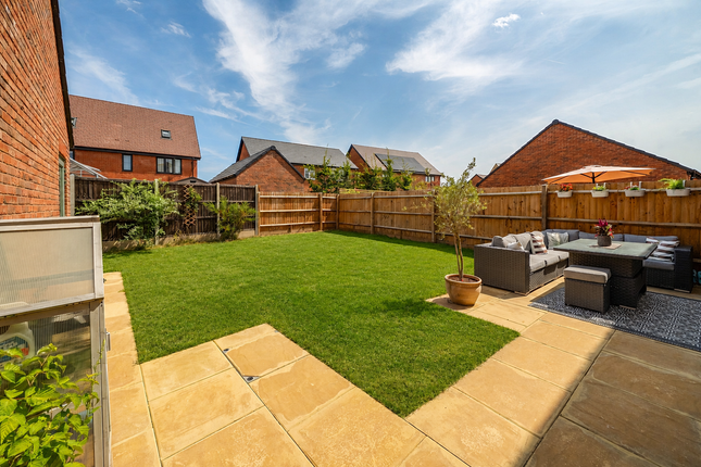 8, Woodman Close, Stratford-Upon-Avon photo 4