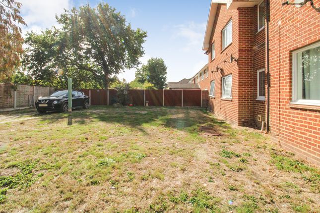7, Almondale Court, Farnborough photo 4