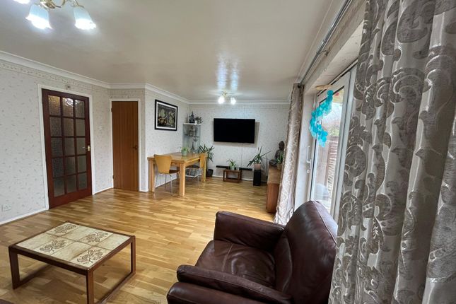 51 Fairway Avenue, West Drayton photo 4