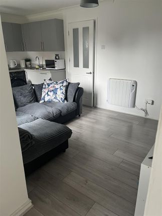 121, Bader Gardens, Slough photo 4