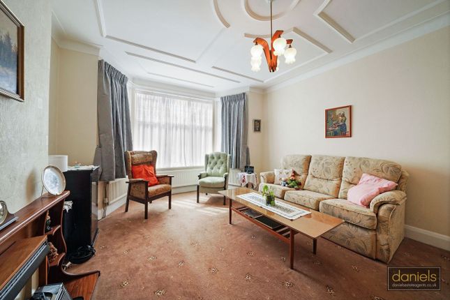 17, Irwin Gardens, London photo 4