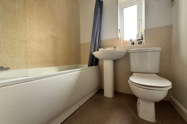 34, Lindale Close, Nottingham photo 4