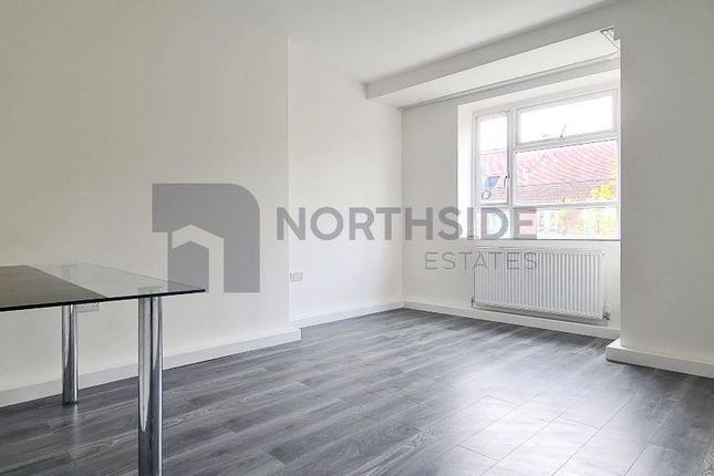 Flat to rent in Lawrence Close, White City Estate, London