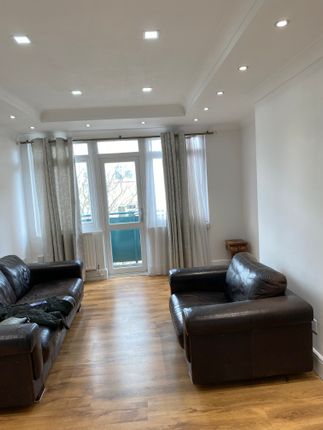 Flat to rent in Flowersmead, Upper Tooting