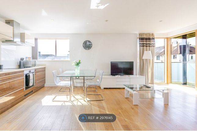 Flat  Crown Apartments, Westholme Gardens, Ruislip photo 2