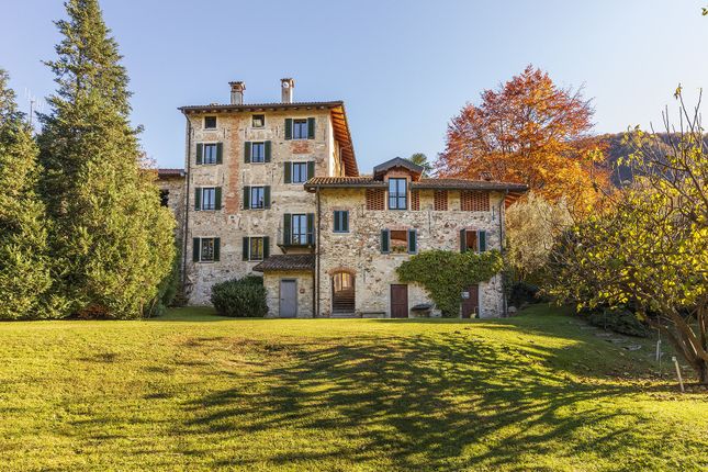 Property for sale in Via Unica, Porto Valtravaglia, Lake Maggiore, 21010