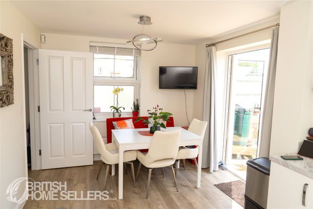 12, Jones Grove, Leamington Spa photo 4