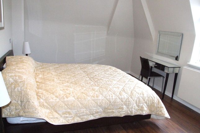 Flat 1010, Boydell Court, St. Johns Wood Park, London photo 4