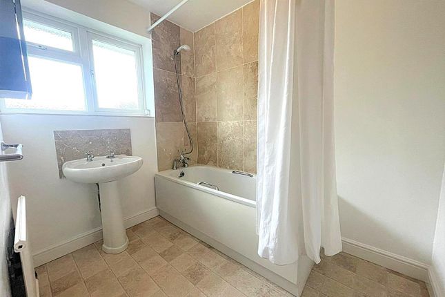74, Woburn Avenue, Farnborough photo 4