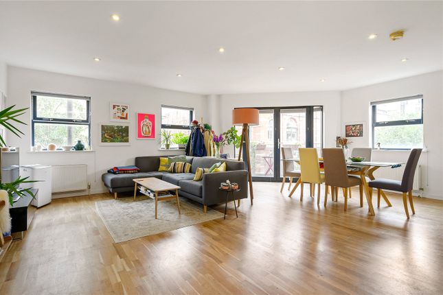 Flat for sale in Quaker Street, London