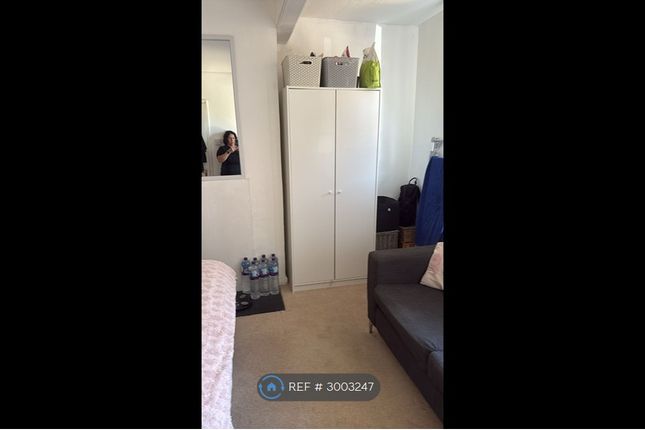 Easby Crescent, Morden photo 3