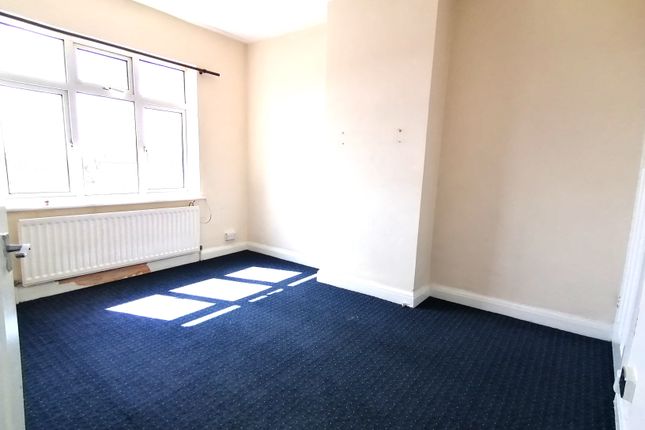 Flat to rent in Langley Park Road, Iver