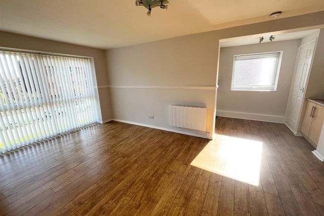 2, Stuart Court, Macclesfield photo 3