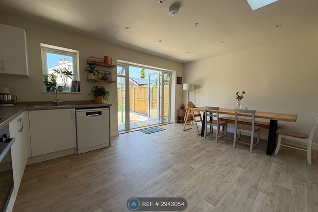 Orchard Avenue, Chichester photo 3