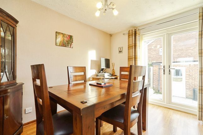 2, Hough End Close, Leeds photo 3
