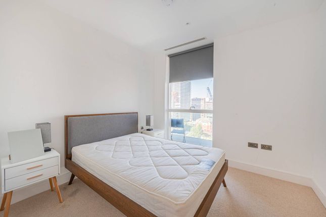 Flat to rent in Maine Tower, Canary Wharf, London