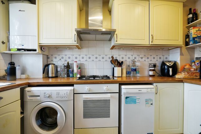 22, Chelsfield Gardens, London photo 4