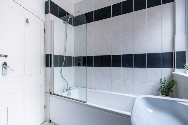 132 Harlaxton Drive, Nottingham photo 2