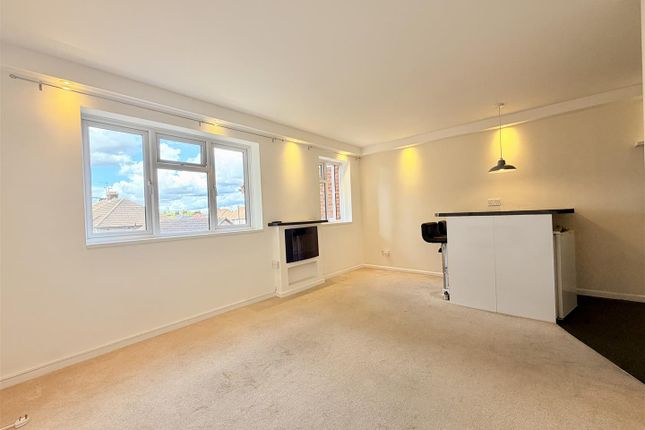 Flat 10, Manor Court, Manor Road, Waltham Abbey photo 2