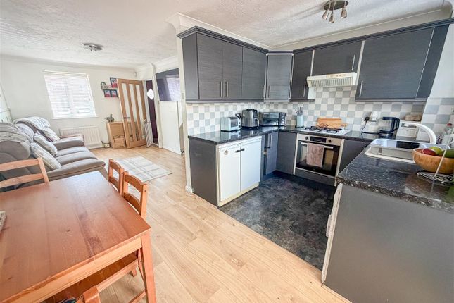 47, Weymouth Close, Clacton-On-Sea photo 3