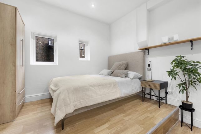 Flat 7, 5, Cheniston Gardens, London photo 4
