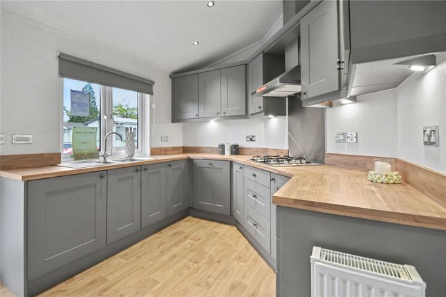 30, St Brelades Court, Edenbridge photo 3