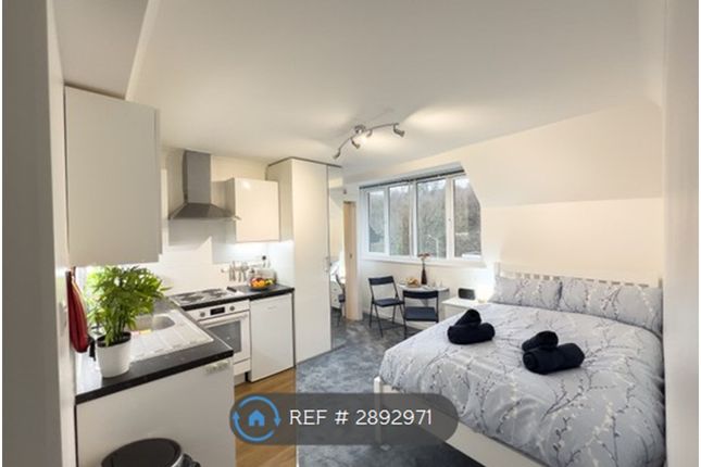 Studio flat on Flat, Station Road, Amersham, £1,050/mo