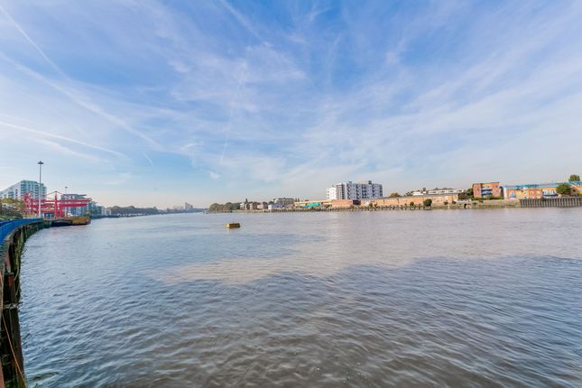 Flat for sale in Smugglers Way, Wandsworth