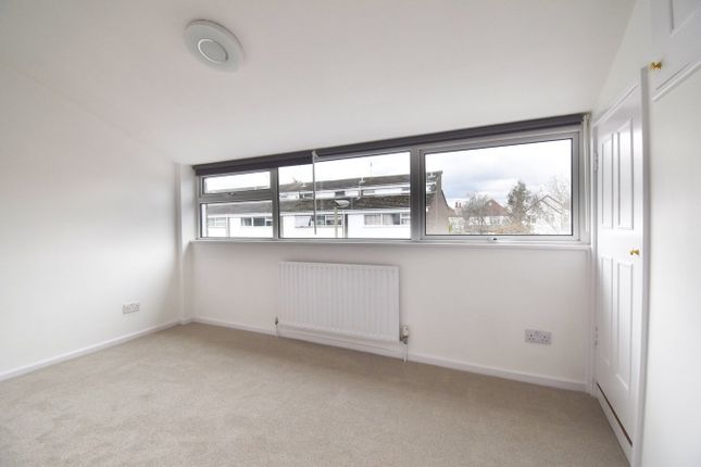 19, Ingrams Close, Hersham Village photo 5