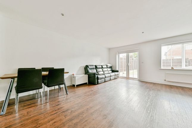 4, Six Bells Lane, Stevenage photo 4