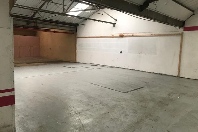 Warehouse to let in Halifax Road, Bradford