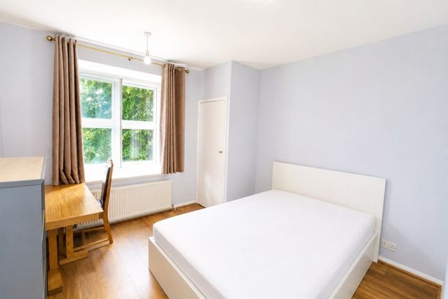 4, Ash Tree Close, Tolworth photo 5
