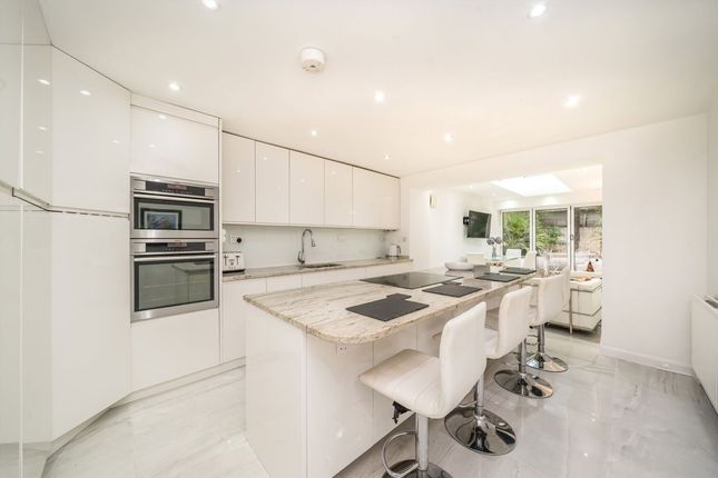 7, Charles Barry Close, London photo 3